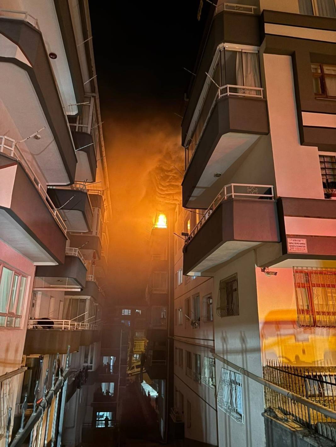 Evini ateşe verdi, balkona çıkıp izledi 6